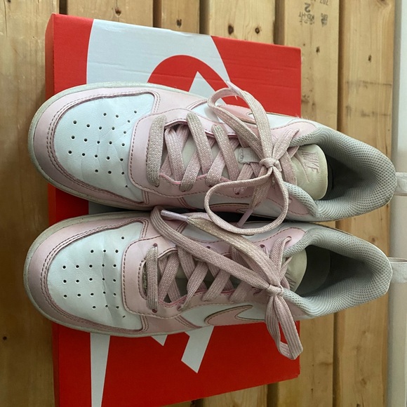 Nike court shoes in baby pink - Picture 2 of 5